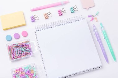 Pastel renkte okul gereçleri Okul konseptine geri dön