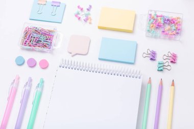 Pastel renkte okul gereçleri Okul konseptine geri dön