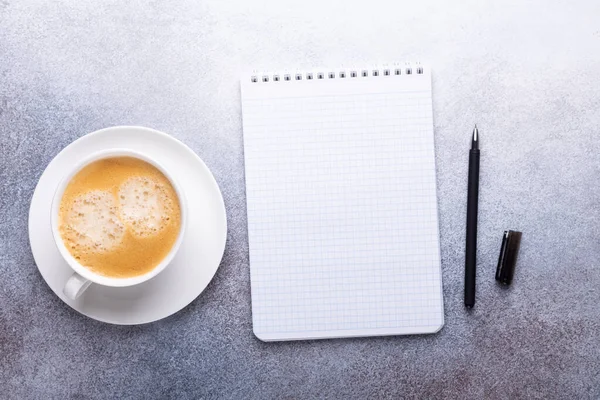 Schreibtisch Mit Tasse Kaffee Notizblock Smartphone Und Zubehör Ansicht Von — Stockfoto