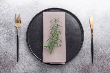 Boş siyah seramik plaka, çatal ve bıçak taş arka planda. Üst görünümü kopyala - Resim