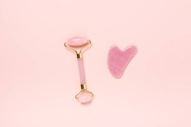 Gua Sha masaj aleti ve yüz silindiri tozlu arka planda. Yüz bakımı için masaj aracı, SPA güzellik tedavi konsepti - Görüntü