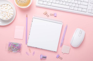 Ofis masasında bilgisayar, malzeme, kahve ve pastel renkli lokum var. Üst Görünüm - Resim