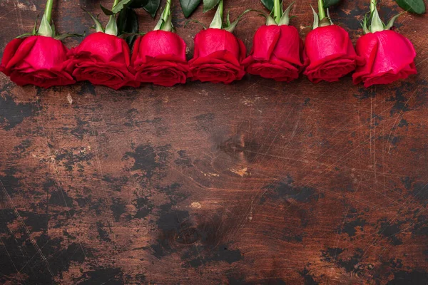 Röda ros blommor på trä bakgrund Alla hjärtans dag gratulationskort. Uppfattat utrymme. Ovanifrån — Stockfoto
