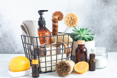 Tahta bambu fırçaları, kabartma tozu, limon, temel yağlar, sirke. Sıfır atık çevre dostu temizlik kavramı
