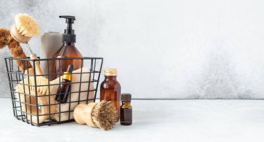 Sıfır atık temizleme ürünü ve aletleri olan yatay pankart. Bambu aksesuarlar ve mutfağı temizlemek için doğal ürünler. Boşluğu kopyala