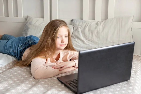 Школярка використовує ноутбук вдома. Дистанційне навчання, онлайн-освіта, домашня освіта, карантинна концепція — стокове фото