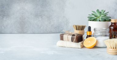 Sıfır atık temizleme ürünü ve aletleri olan yatay pankart. Bambu aksesuarlar ve mutfağı temizlemek için doğal ürünler. Boşluğu kopyala