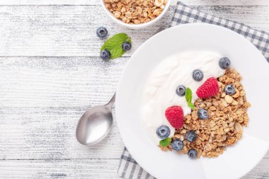 Fırında granola ve Yunan yoğurdu ile sağlıklı bir kahvaltı. Çeşitli taze böğürtlenler