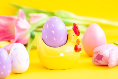 Paskalya tebrik kartı, dekoratif tavuk ve boyalı yumurta. Paskalya konsepti