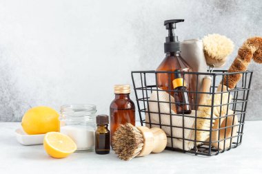Doğal temizlik ürünleri ve aletlerle dolu metal sepet. Bambu aksesuarlar ve mutfağı temizlemek için doğal ürünler. Boşluğu kopyala