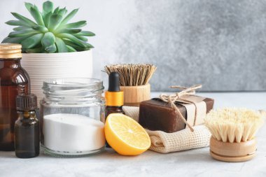 Bulaşık yıkamak için doğal ürünleri kapatın. Çevre dostu temizlik ürünleri ve aletleri. Yumuşak odak