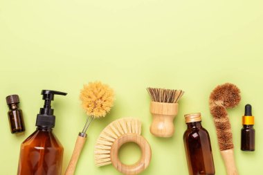 Çevre dostu temizlik ürünleri ve aletleri. Tahta bambu fırçaları, sabun şişesi, temel yağlar, sirke. Üst Manzara. Boşluğu kopyala