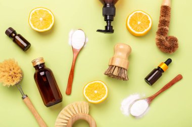 Çevre dostu temizlik ürünleri ve aletleri. Tahta bambu fırçaları, kabartma tozu, limon, temel yağlar, sirke. Üst görünüm