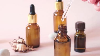 Serum pipetten damlıyor. Pipetli yüz serumu şişesi, doğal organik kaplıca. Cilt bakımı kavramı