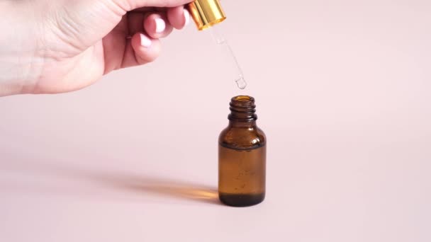 Druppelglazen fles met olie of serum. Natuurlijke organische spa cosmetische. Concept voor huid- en lichaamsverzorging — Stockvideo