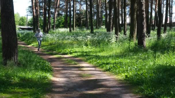 森の公園でランニングしてる独身青年ストリートワークアウト。外のフィットネス。Covid-19予防のための単独演習 — ストック動画