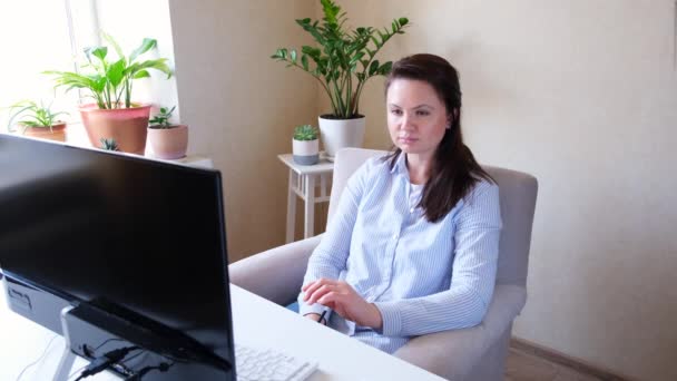 Mulher de meia-idade em roupas casuais trabalhando em casa, remoto, home office. Conceito para freelance de escritório alternativo — Vídeo de Stock