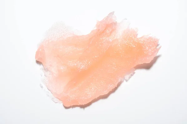 Amostra de esfoliação natural sobre fundo branco. Textura de caranguejo cosmético rosa para rosto e corpo — Fotografia de Stock