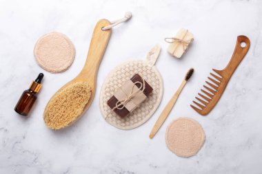 Doğal spa, doğal ürünlerle birlikte sağlık kompozisyonu ve mermer arka planda yeniden kullanılabilir banyo aletleri. Sıfır atık