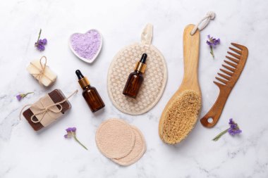 Eko spa ürünleri ve mermer arka planda yeniden kullanılabilir banyo aksesuarları. Sıfır atık