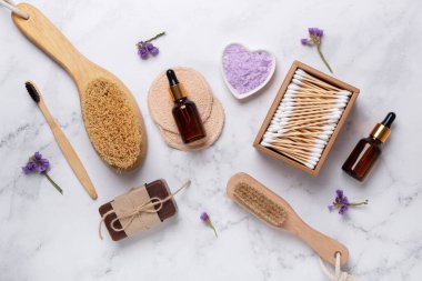 Mermer arka planda çeşitli spa ve güzellik ürünleri. Sıfır atık