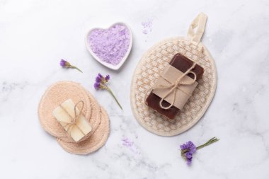 Beyaz mermer zemin üzerinde banyo araçları, üst görünüm, kopyalama alanı. Günlük vücut bakım konsepti, doğal banyo ürünleri