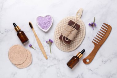 Eko spa ürünleri ve mermer arka planda yeniden kullanılabilir banyo aksesuarları. Sıfır atık