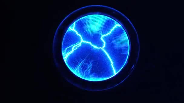 Αφηρημένο επιστημονικό υπόβαθρο και αντικείμενο, ηλεκτρικός φωτισμός. Μπλε αστραπή — Αρχείο Βίντεο