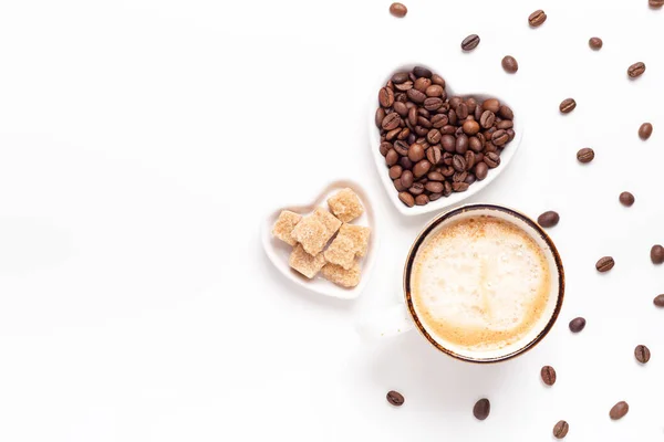 Kubek z kawą i talerzami w kształcie serca z ziaren kawy i brązowego cukru. Widok góry. Przestrzeń kopiowania — Zdjęcie stockowe