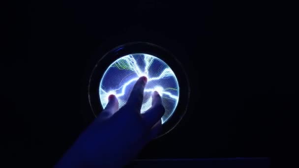 Abstraktní vědecké zázemí a objekt, elektrické osvětlení. Ruční dotyk plazmového panelu. Blesk modrý — Stock video
