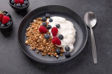 Fırında granola ve Yunan yoğurdu ile sağlıklı kahvaltı..