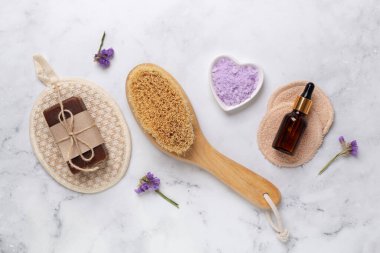 Mermer arka planda doğal spa ve masaj ürünleri. Düz yatıyordu. Boşluğu kopyala