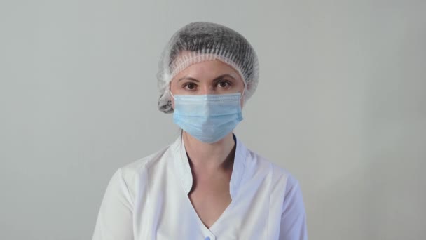 Kaukasische Ärztin oder Krankenschwester hält eine Spritze und eine Impfflasche in der Hand. Coronavirus-Präventionskonzept. Zeitlupe — Stockvideo