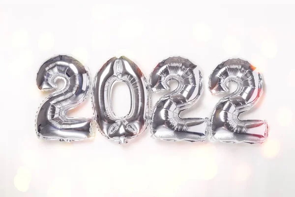 银球，编号2022，白色背景。新年庆祝活动。祝2022年新年快乐。Bokeh效应 — 图库照片