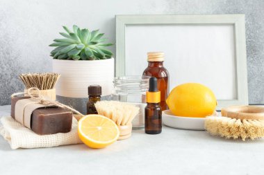 Çevre dostu temizlik ürünleri ve aletleri. Mesaj için çerçeve. Bambu aksesuarlar ve mutfağı temizlemek için doğal ürünler.