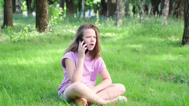 Menina adolescente falando em seu celular. Tecnologia, comunicação e conceito de estilo de vida — Vídeo de Stock