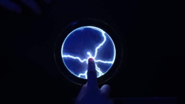 Abstrakt vetenskap bakgrund och objekt, elektrisk belysning. Handberörande plasmaskärm. Blixtblå — Stockvideo