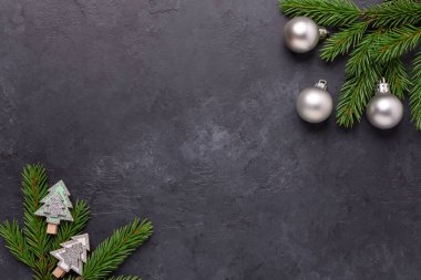 Noel arkaplanı köknar ağacı ve koyu taşlı arka planda gümüş dekor. Üst Görünüm Kopyalama alanı