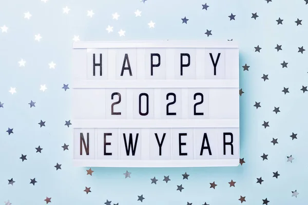 带有文本HAPPY New Year 2022蓝色背景的光盒。顶部视图。新年庆祝活动。祝2022年新年快乐 — 图库照片