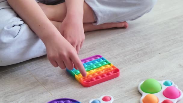 Gril trycker bubblor på morden silikon leksak pop den. Anti stress sensoriska leksaker popit och enkel dimple. Närbild. Långsamma rörelser — Stockvideo