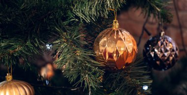 Ağaç dallı altın küreli Noel kartı. Kopyalama alanı olan pankart