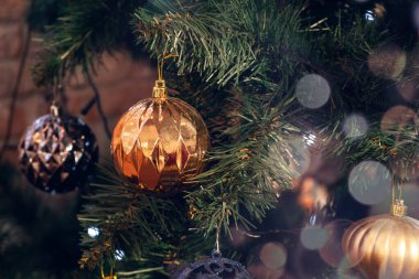 Altın toplar ve parlak ışıklarla süslenmiş Noel ağacı dalı. Noel tebrik kartı. Kış, yeni yıl konsepti