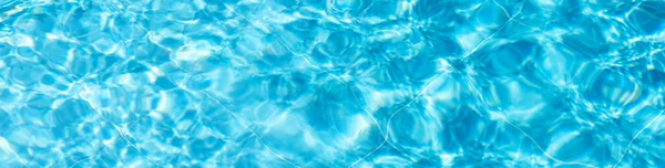 Blauw gescheurd turquoise water in zwembad Zomer vakantie Banner met kopieerruimte — Stockfoto