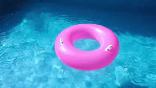 Anillo inflable rosa en la piscina. Agua azul refrescante. Nadie. — Vídeos de Stock