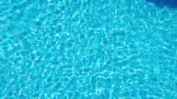 游泳池里蓝色的绿松石水划破了.旅行和度假概念 — 图库视频影像
