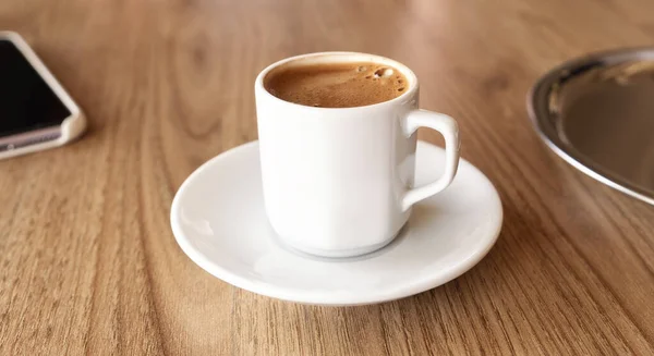 Tradycyjna Kawa Turecka Małym Białym Kubku Drewnianym Stole Obraz — Zdjęcie stockowe