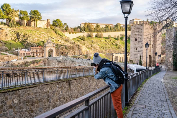 Toledo Espanha Janeiro 2020 Happy Solo Traveler Tirando Fotos Castelo — Fotografia de Stock