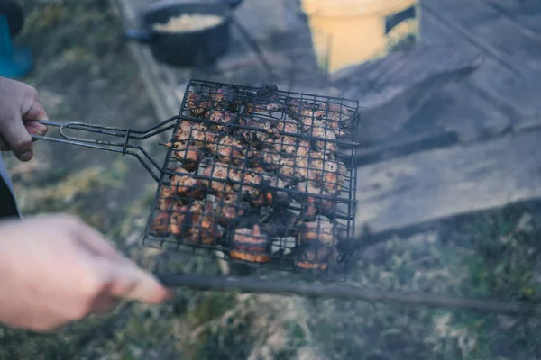 Grill Mit Grillfleisch Der Hand Beginn Der Grillsaison — Stockfoto