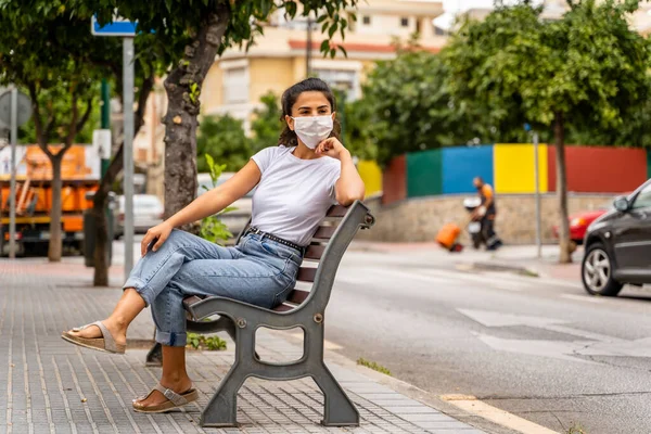 Mladá Ázerbájdžánská Dívka Nosí Bílou Masku Sedí Lavičce Ulici Posměch Stock Fotografie