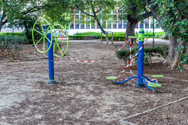 Zamknięty Plac Zabaw Dla Dzieci Covid Środki Bezpieczeństwa Ochrony Parku — Zdjęcie stockowe